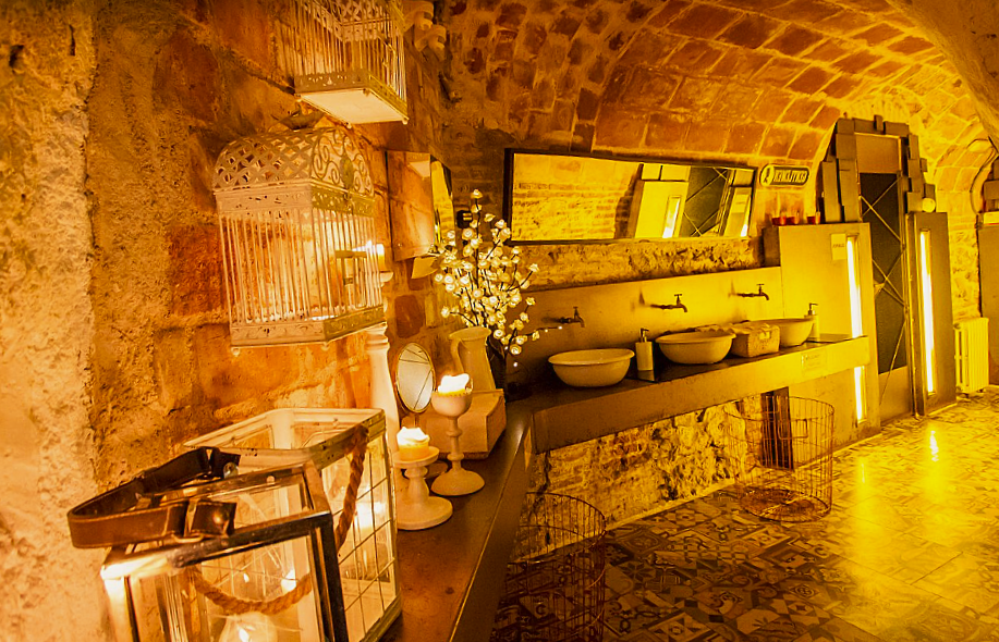 Area de baño de la bodega de los secretos en madrid