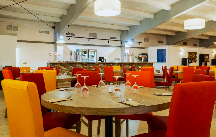 Mesas en el restaurante de Ohtels Carabela