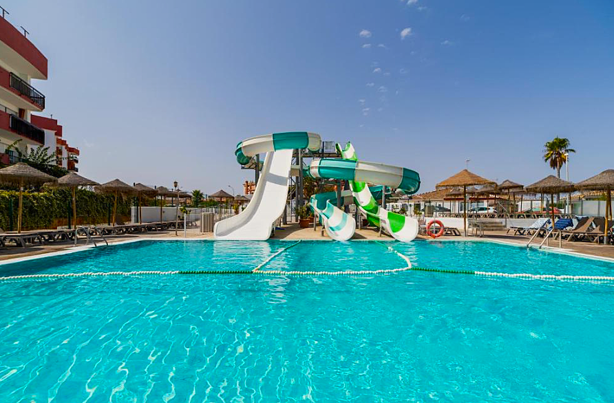 Toboganes en la piscina de Ohtels Carabela