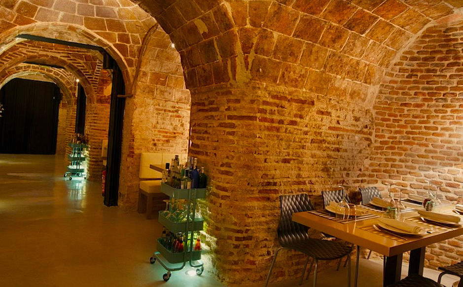 Mesa para 6 personas en la bodega de los secretos en madrid