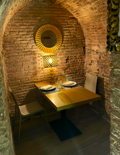 Mesa hermosa para una cena intima en pareja en la bodega de los secretos en madrid