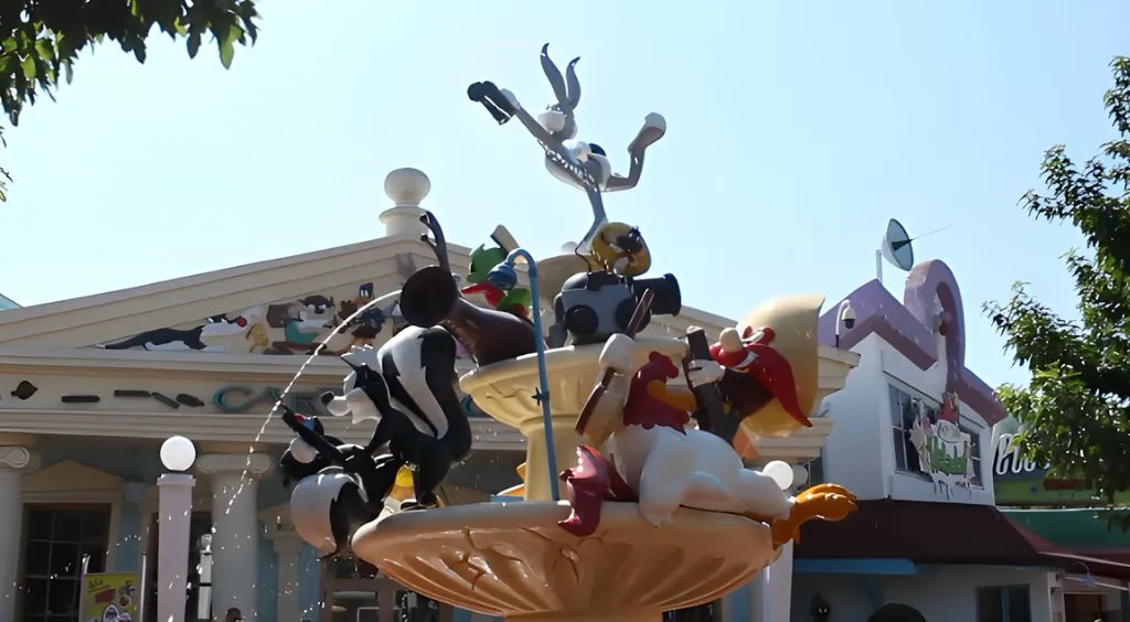Fuente de agua decorativa con los personajes de la Looney Toon en el parque Warner Madrid