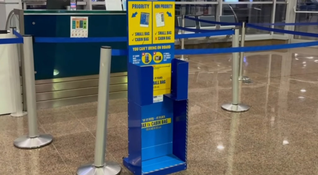 Ryanair opiniones medidor metálico donde se miden y se pesan las maletas