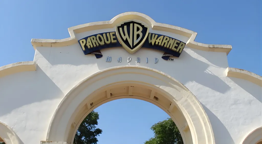 Fachada de la entrada con letrero del parque Warner Madrid.