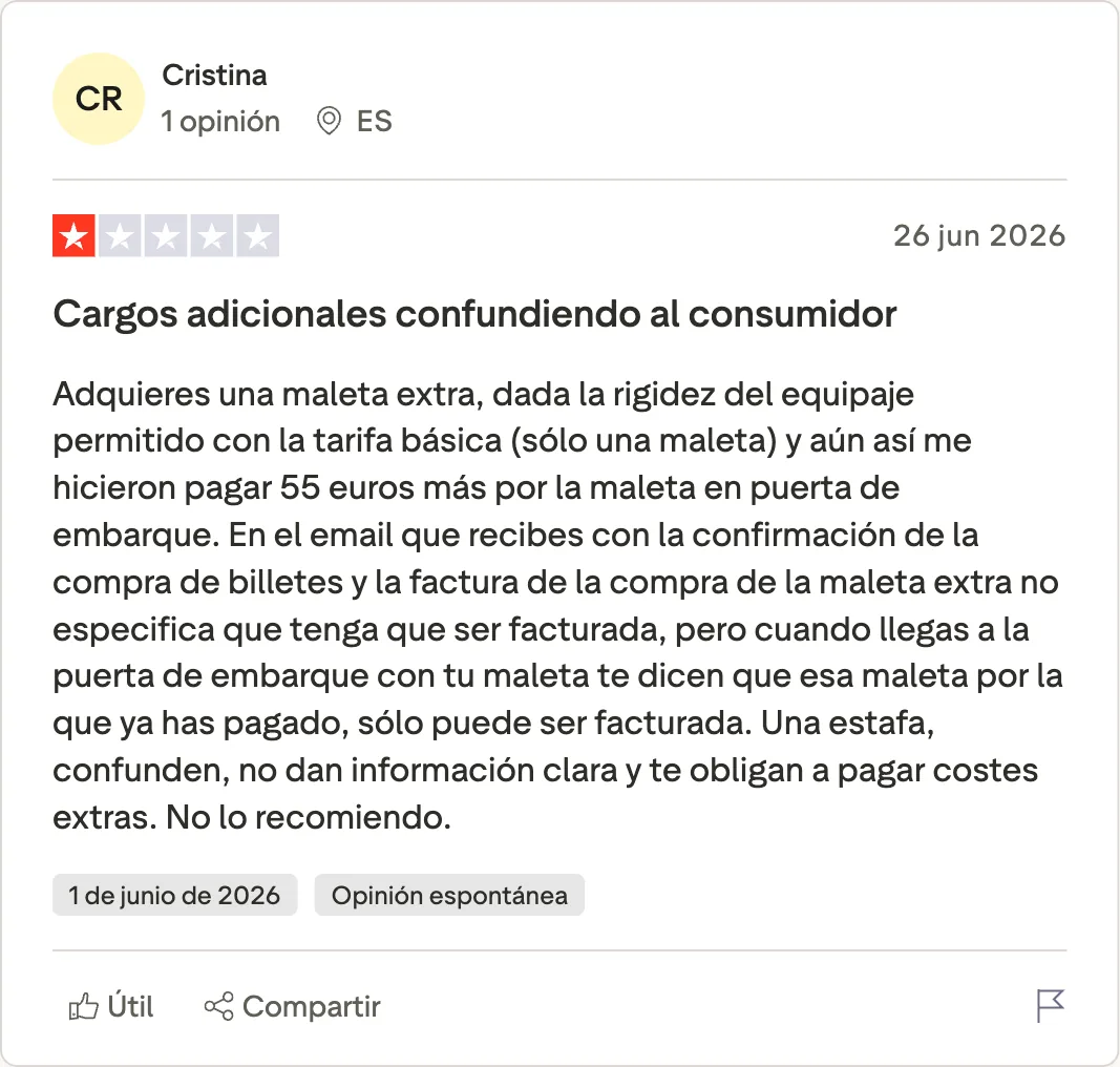 Captura de una reseña de KM Malta Airlines en Trustpilot: una clienta española pagó 55 euros en la puerta de embarque por una maleta que ya había comprado