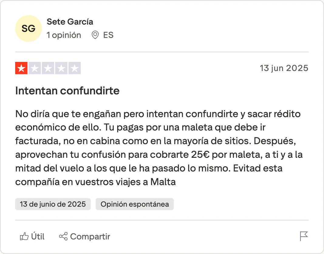 Captura de una reseña de KM Malta Airlines en Trustpilot: cobran 25 euros por maleta aprovechando la confusión, a la mitad del vuelo