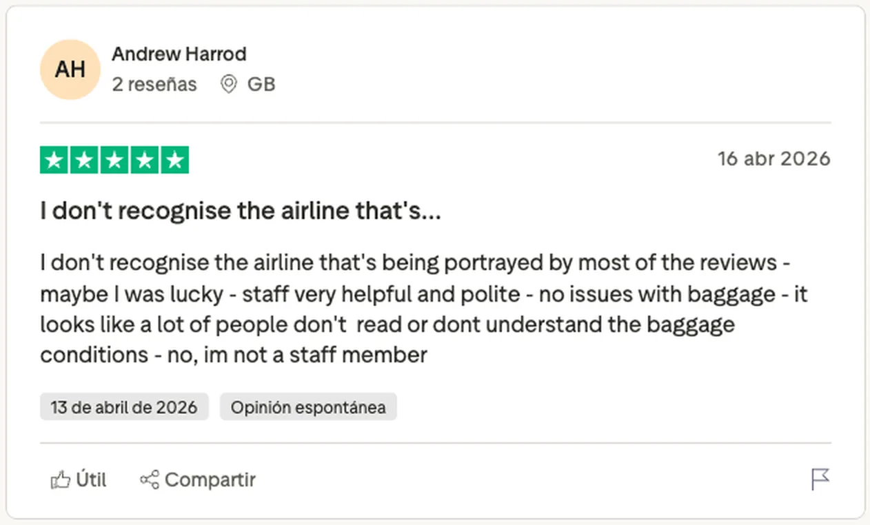 Captura de una reseña de cinco estrellas de KM Malta Airlines en Trustpilot que admite que la gente no entiende las condiciones de equipaje