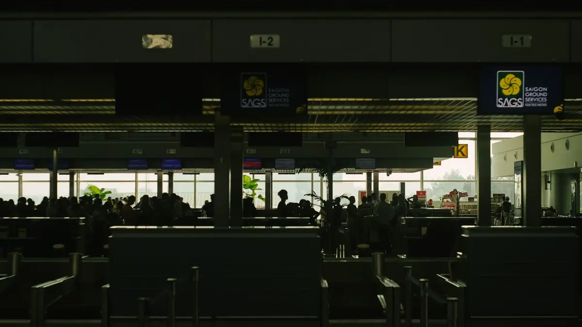 Pasajeros esperando ante los mostradores de facturación de un aeropuerto