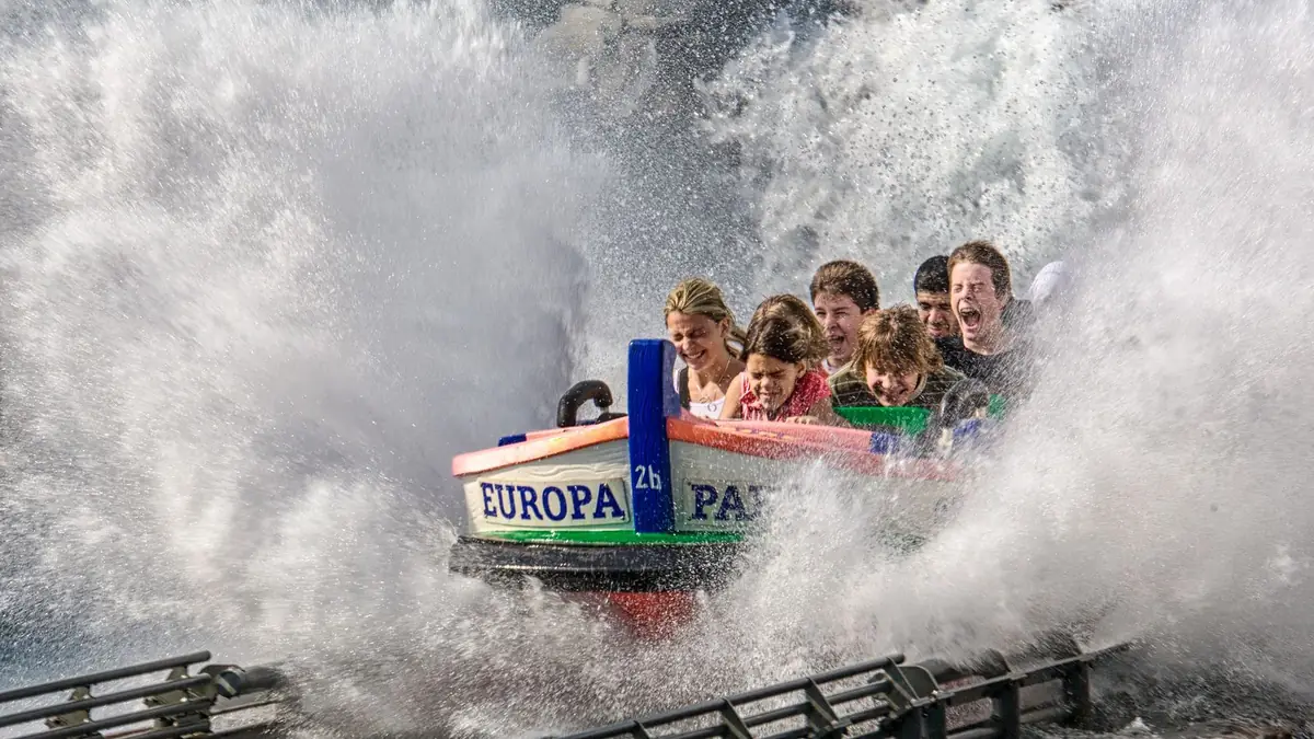 Familia disfrutando de una atracción de agua en un parque temático europeo