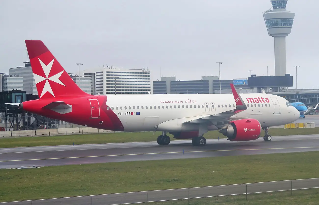 Airbus A320neo de KM Malta Airlines rodando por el aeropuerto
