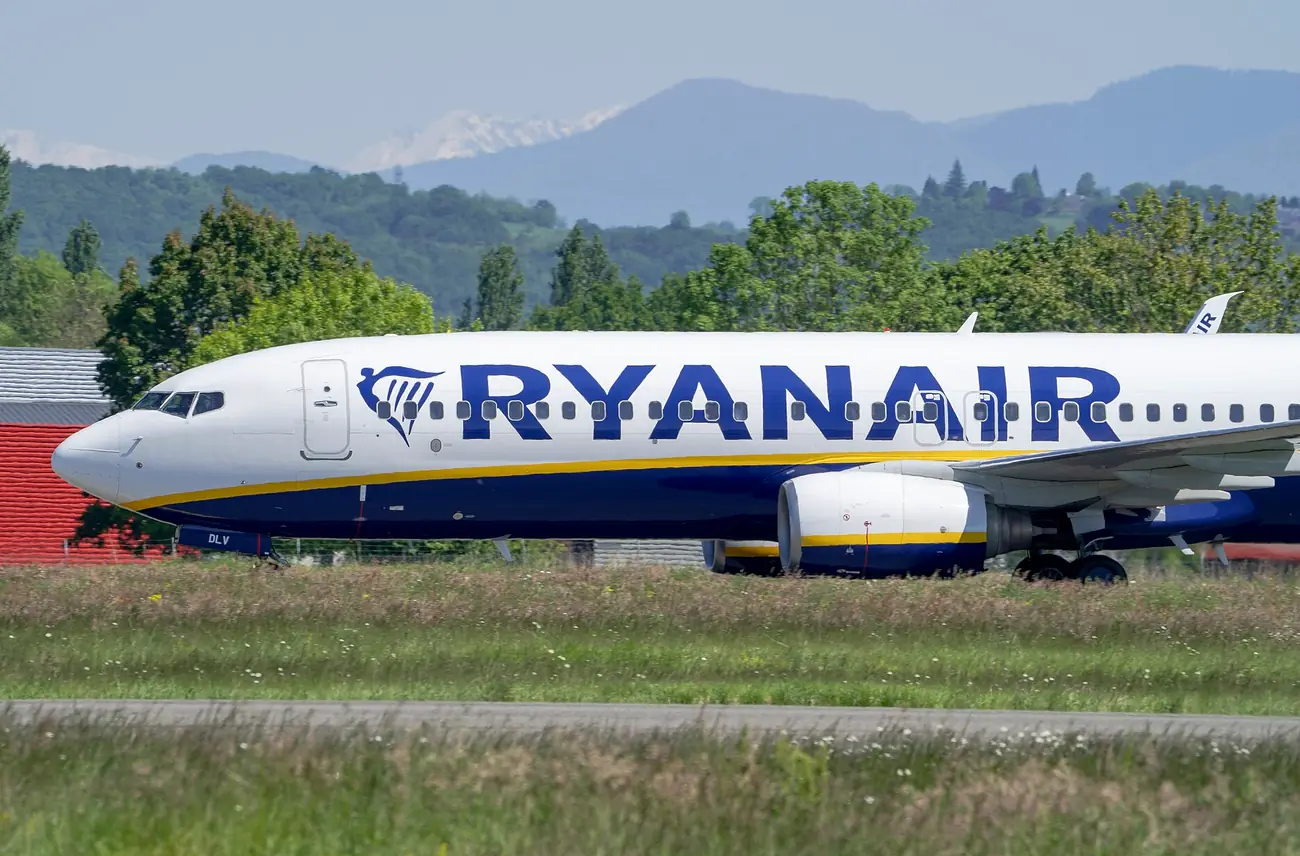Boeing 737-800 de Ryanair rodando por la pista del aeropuerto