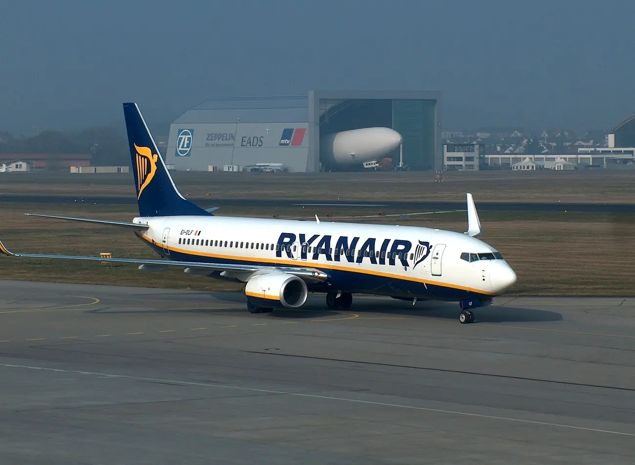 Avión de Ryanair estacionado frente a la terminal del aeropuerto
