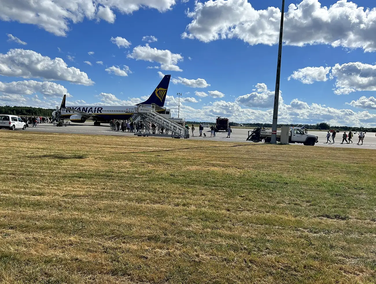Avión de Ryanair con la escalerilla puesta durante el embarque en el aeropuerto de Kaunas