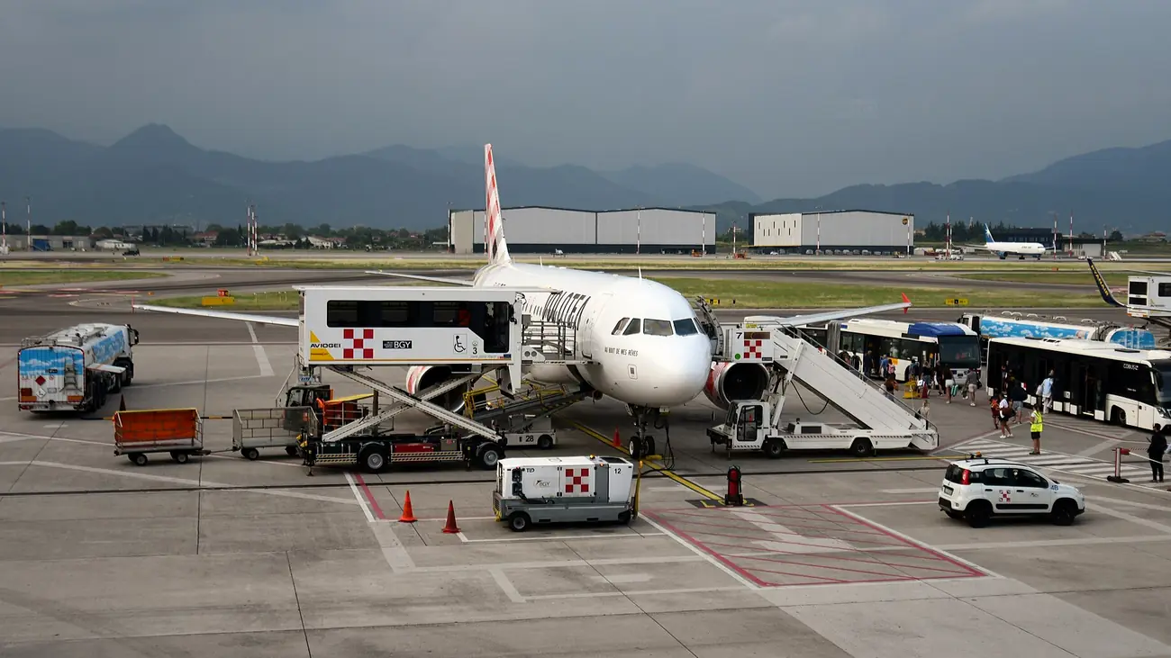 Airbus A320 de Volotea rodando por el aeropuerto de Milán Bérgamo