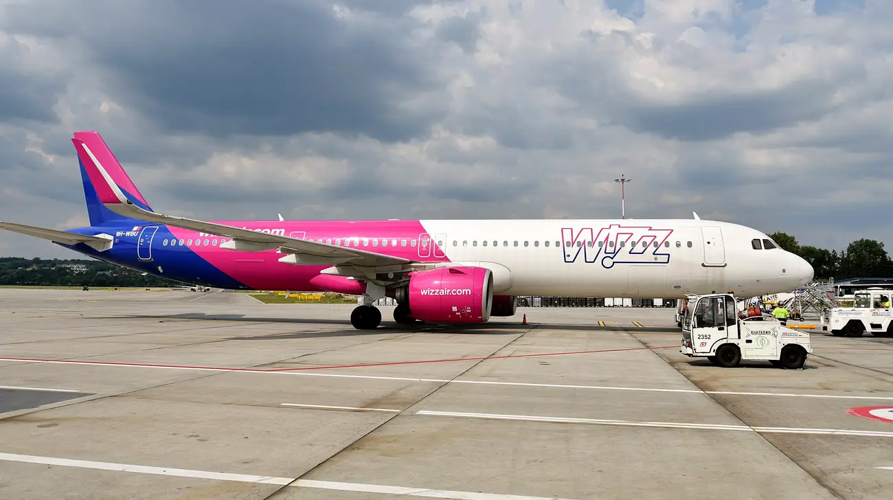 Avión Airbus A321neo de Wizz Air Malta estacionado en el aeropuerto de Cracovia