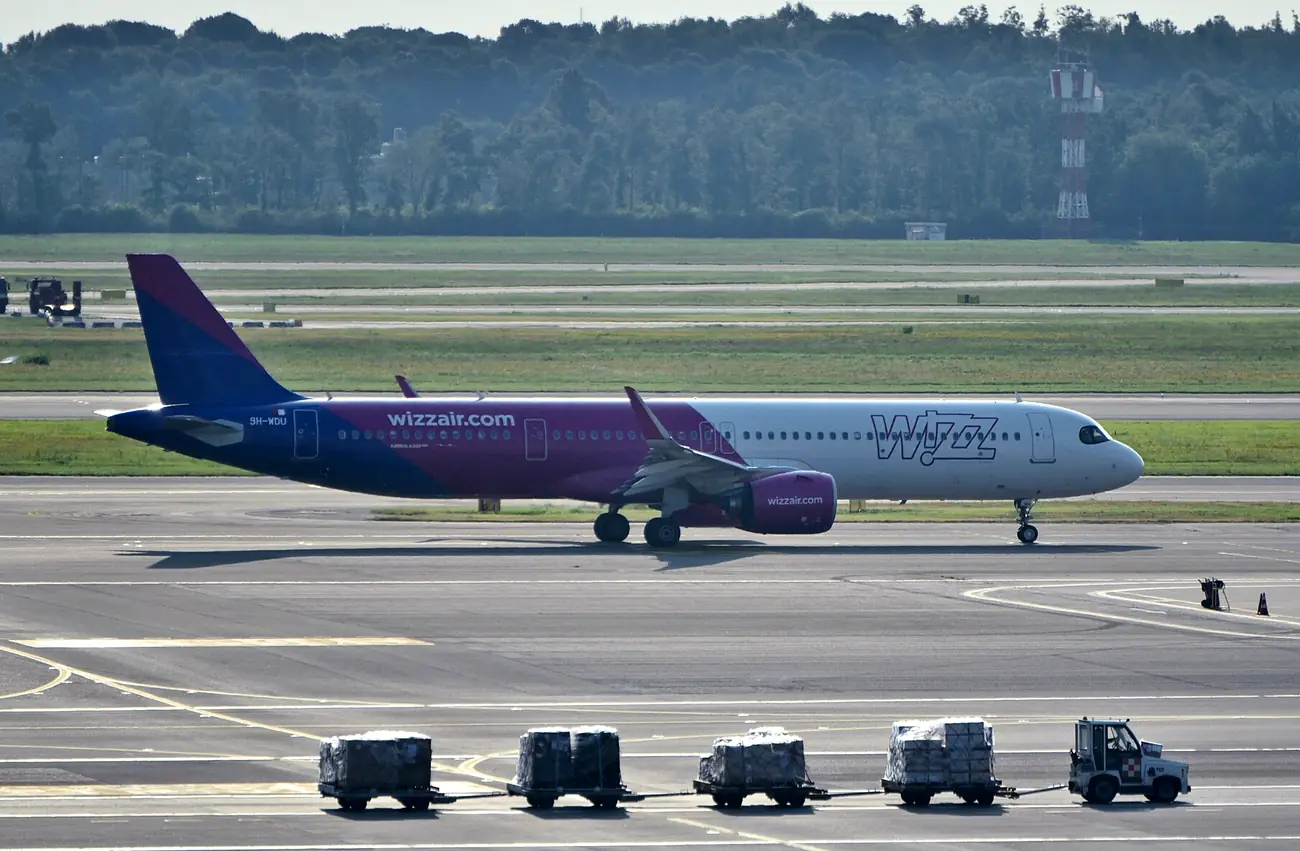 Avión de Wizz Air Malta rodando por el aeropuerto de Milán Malpensa