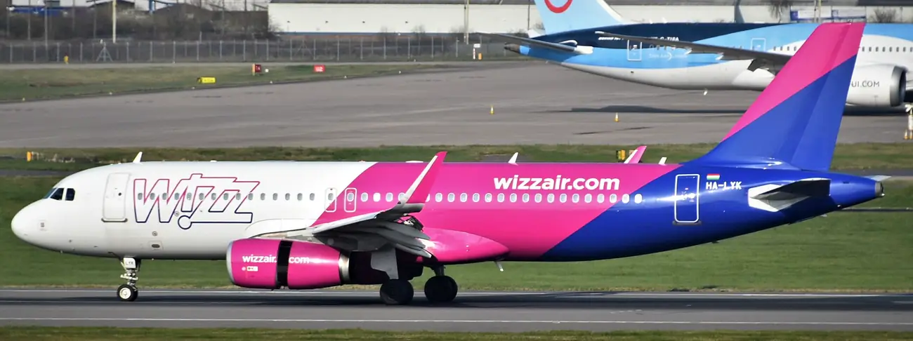 Avión de Wizz Air estacionado en la rampa del aeropuerto antes del embarque