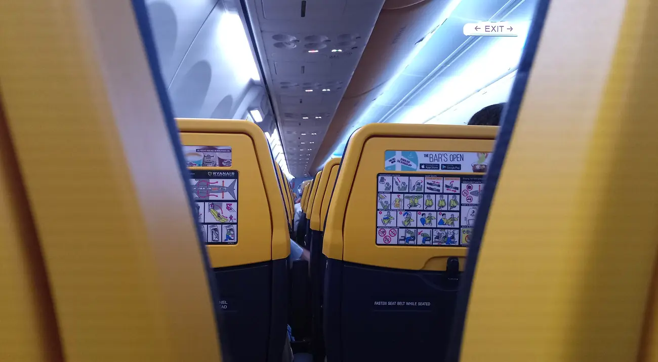 Compartimentos amarillos de equipaje de la cabina de un avión de Ryanair