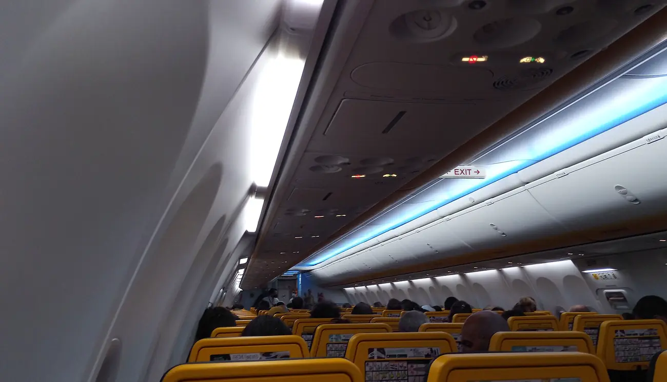 Interior de la cabina de un Boeing 737 de Ryanair con sus asientos azules y amarillos