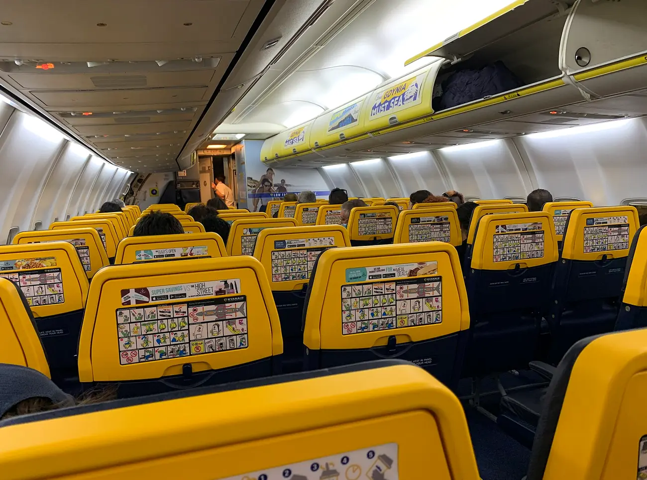 Pasajeros sentados en la cabina de un vuelo de Ryanair