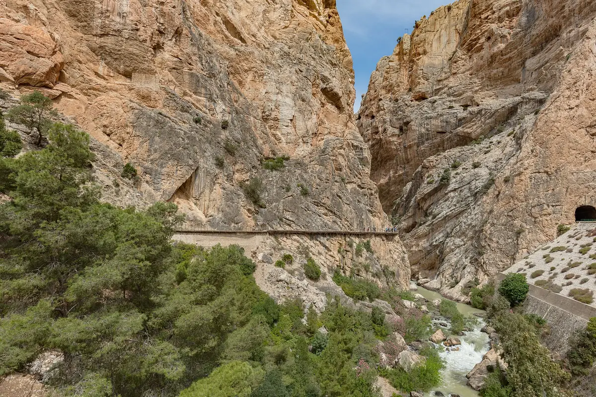 Pasarela del Caminito del Rey pegada a la pared del desfiladero de los Gaitanes, en Málaga