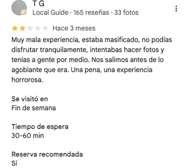 Reseña de dos estrellas del Museo de las Ilusiones de Madrid en Google: masificado un fin de semana, con 30-60 minutos de espera