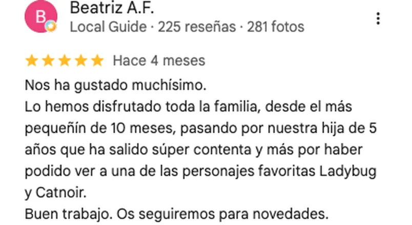 Reseña de cinco estrellas del Museo de las Ilusiones de Madrid en Google: lo disfrutó toda la familia, desde un bebé de 10 meses