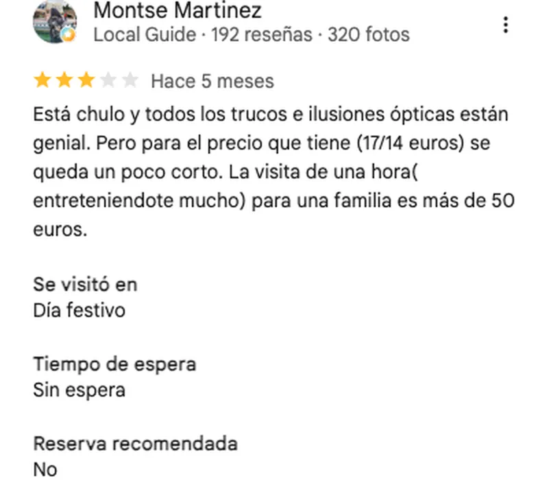 Reseña de tres estrellas del Museo de las Ilusiones de Madrid en Google: divertido pero corto para el precio, más de 50 euros en familia