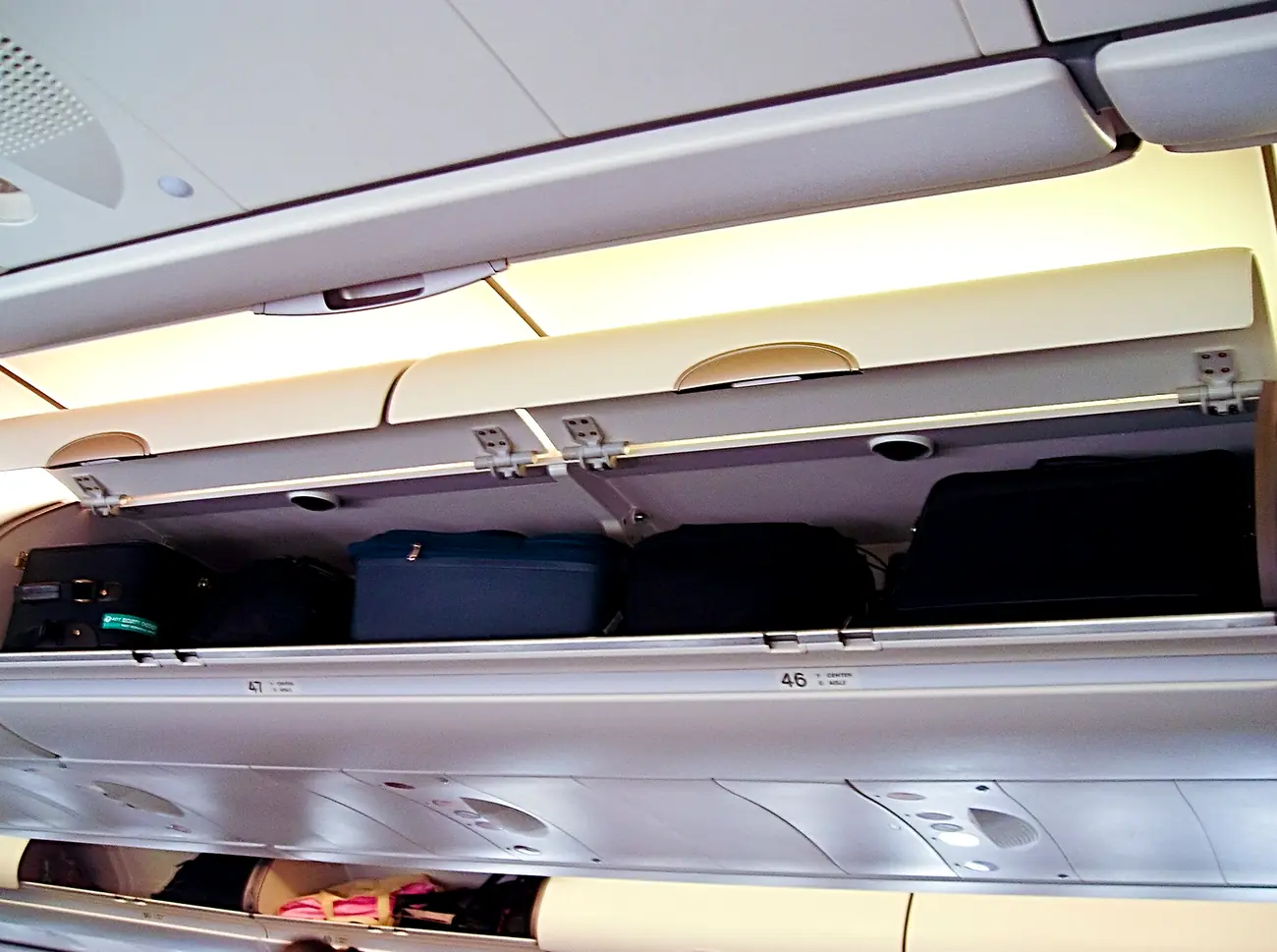 Compartimento superior de equipaje abierto en la cabina de un Airbus
