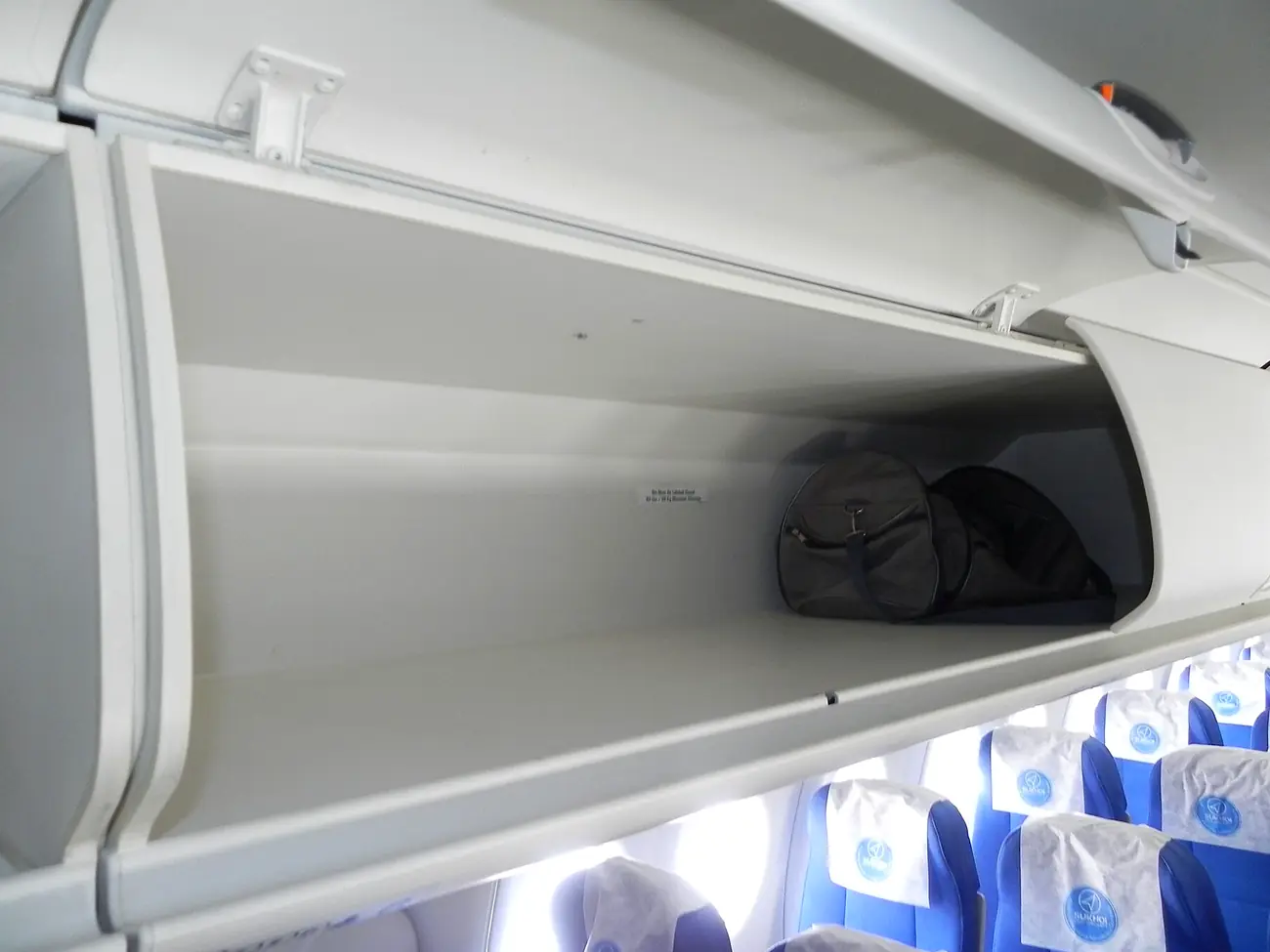 Compartimentos de equipaje de cabina abiertos en un avión