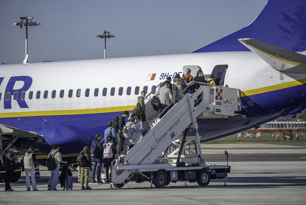 Pasajeros embarcando por la escalerilla en un Boeing 737-800 de Ryanair