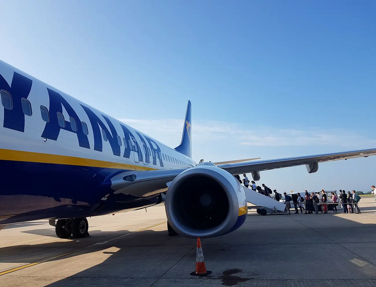 Pasajeros embarcando a pie de pista en un avión de Ryanair