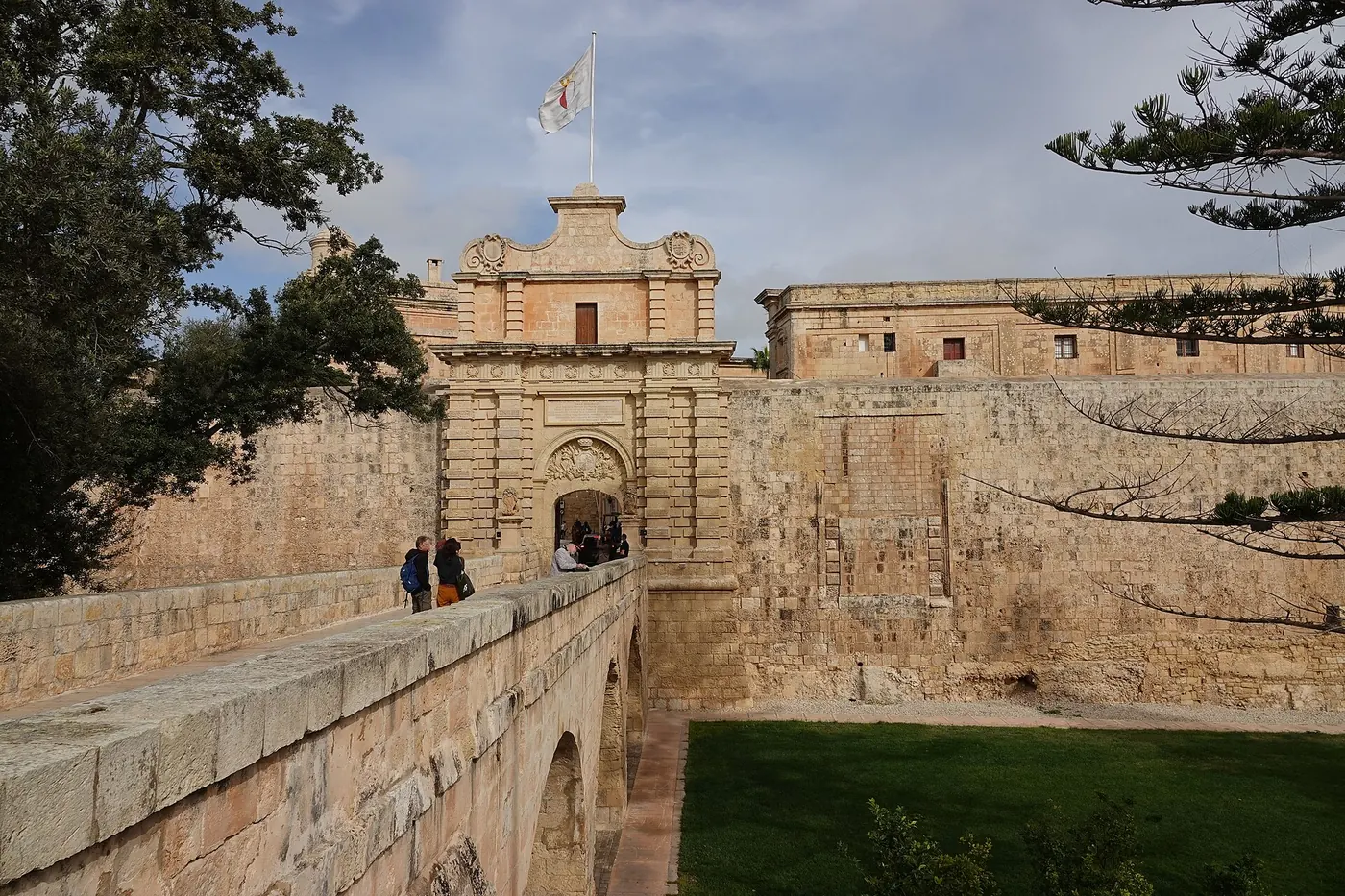 Puerta principal de Mdina con su puente de piedra sobre el foso, en Malta