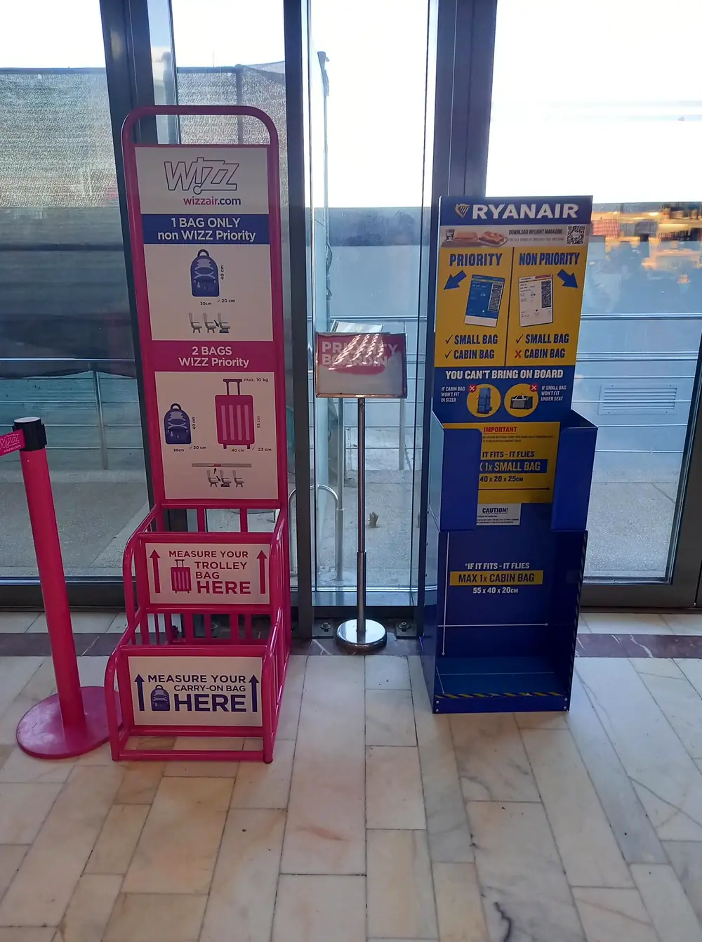 Medidor de equipaje de mano de Wizz Air en el aeropuerto, donde se comprueba el tamaño de la mochila