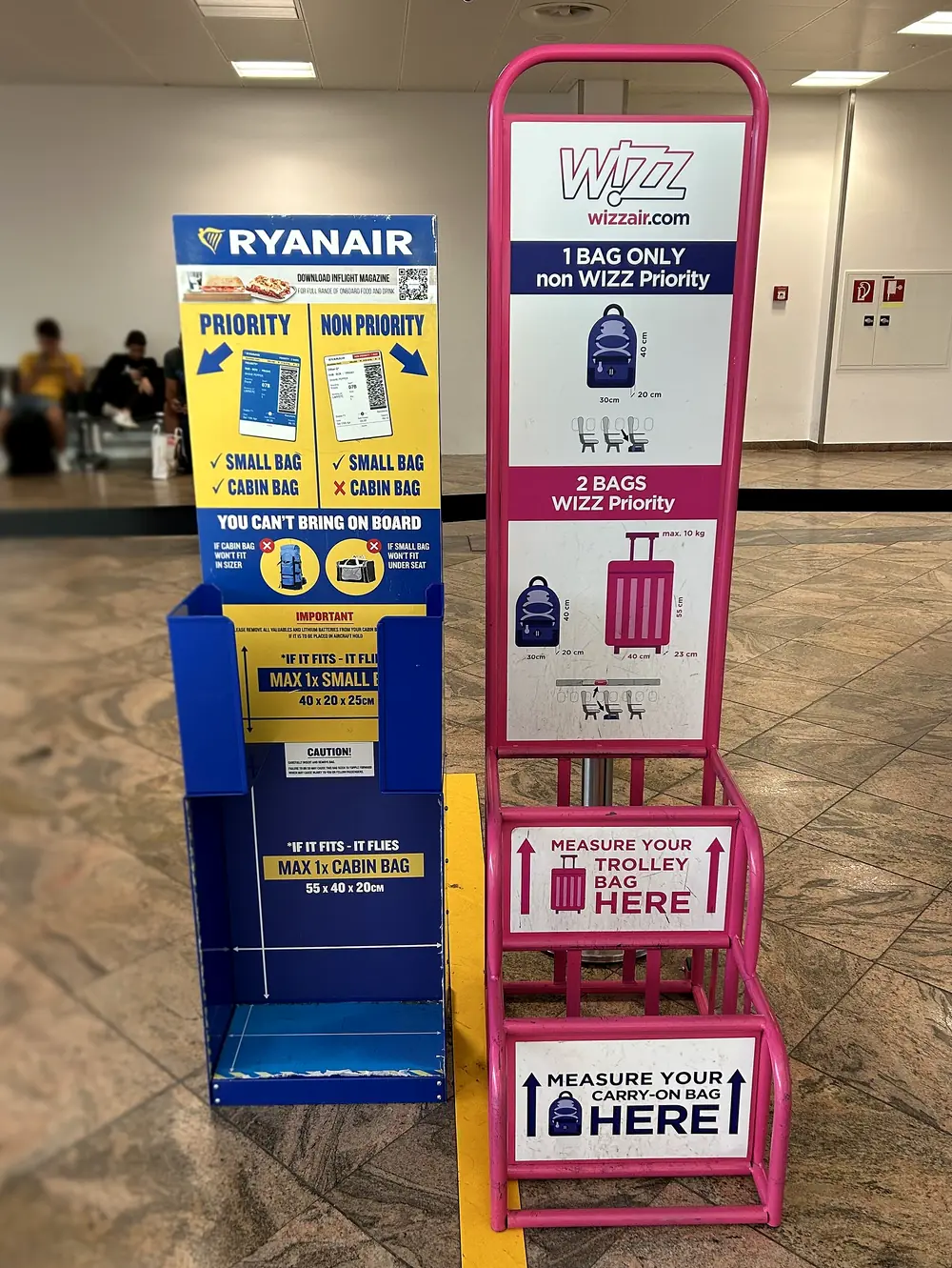 Medidores de equipaje de Ryanair y Wizz Air uno junto a otro en el aeropuerto