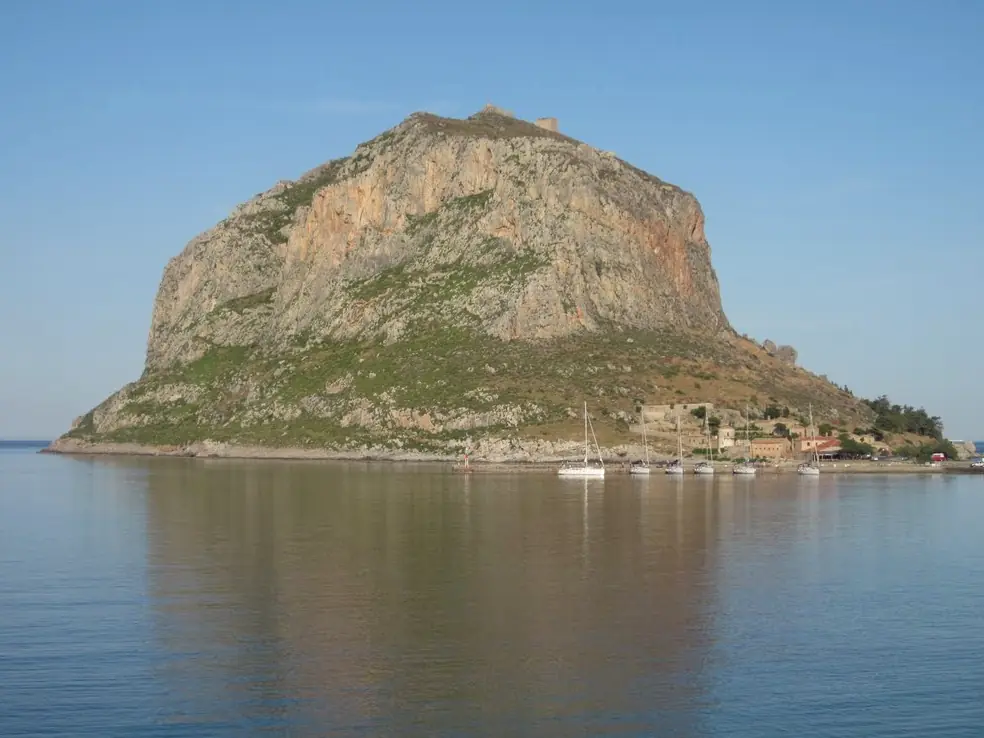 La roca de Monemvasia sobre el mar, con la carretera que la une a tierra firme