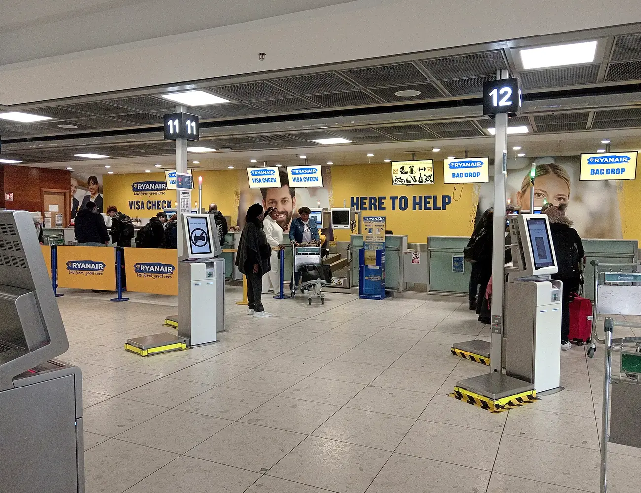 Zona de mostradores de Ryanair en el aeropuerto de Dublín con pasajeros haciendo cola