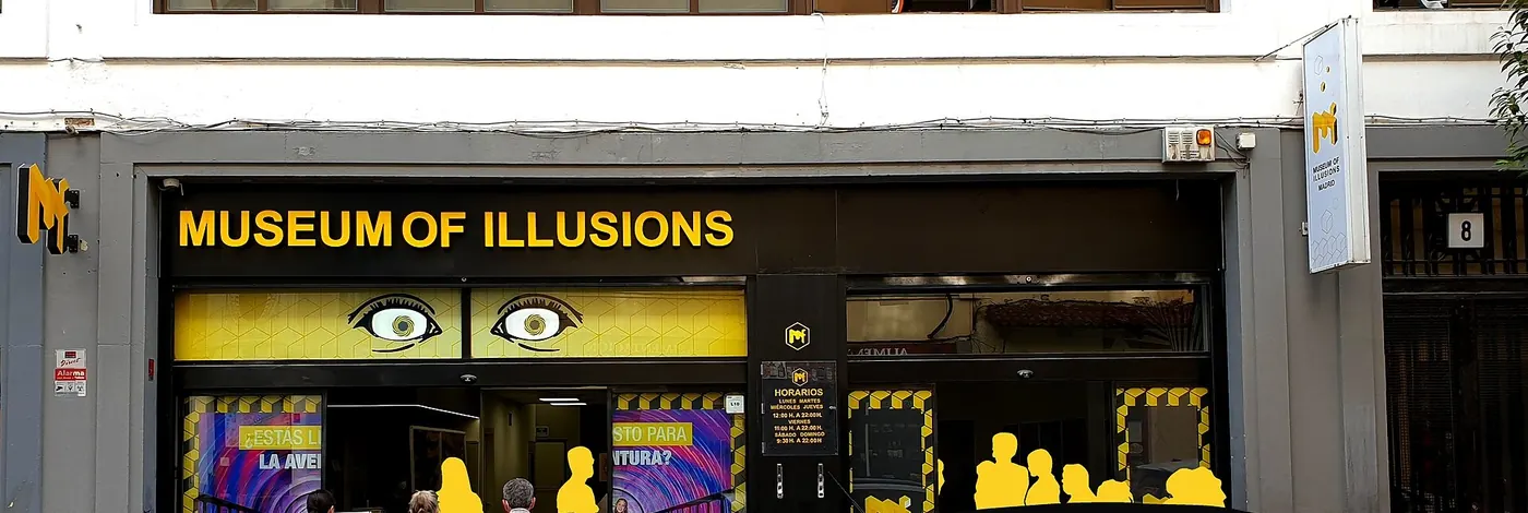 Fachada del Museo de las Ilusiones de Madrid en la calle Doctor Cortezo 8, con su cartel amarillo y negro