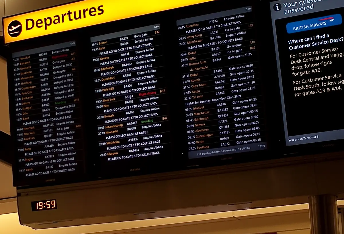 Panel de salidas de un aeropuerto con vuelos retrasados en la lista