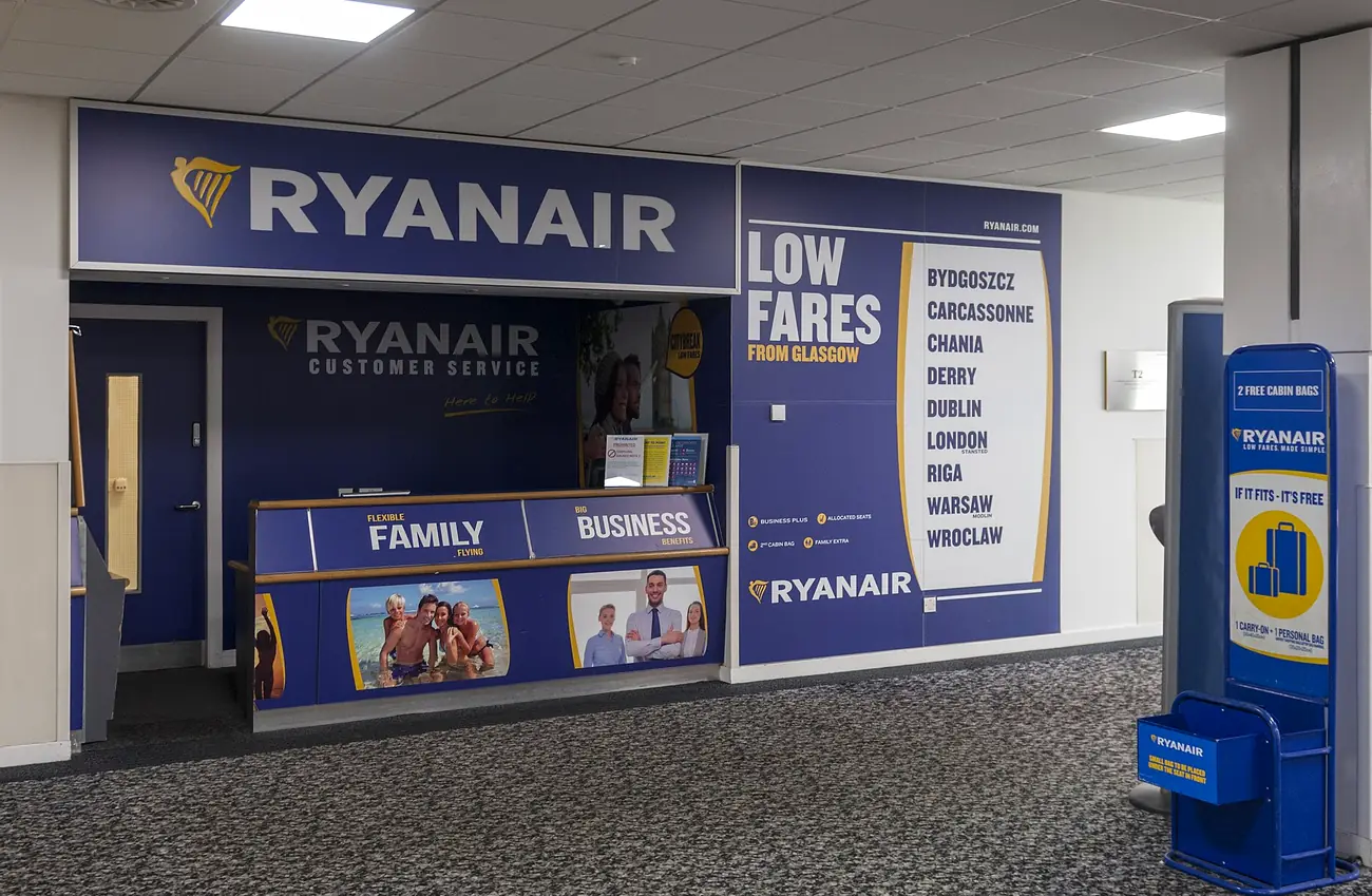 Zona de quioscos de facturación de Ryanair en el aeropuerto de Glasgow