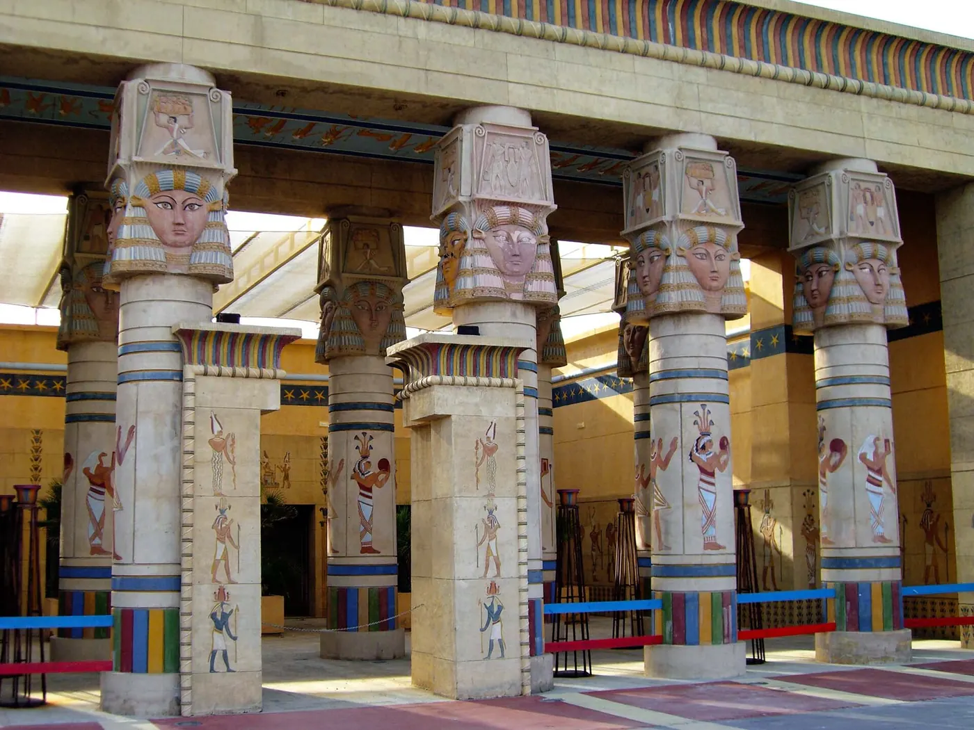 Columnas egipcias tematizadas en la zona de Egipto de Terra Mítica, en Benidorm
