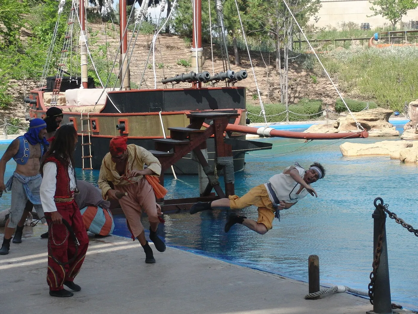 Espectáculo de piratas con actores junto al agua en Terra Mítica
