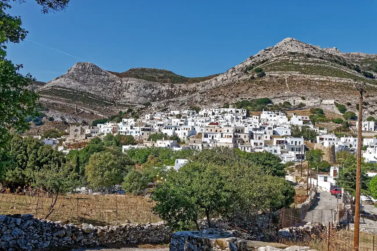 El pueblo blanco de Apiranthos en la ladera de las montañas del interior de Naxos
