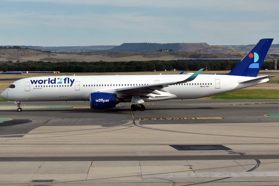 Airbus A350 de World2Fly, la aerolínea del grupo de Flowo, rodando por la pista del aeropuerto de Madrid