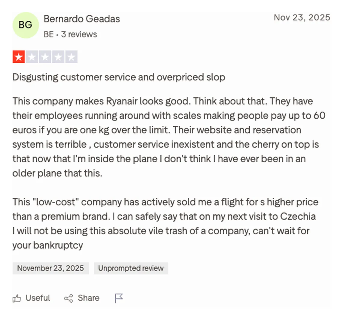 Captura de una reseña de Smartwings en Trustpilot que cuenta cobros de hasta 60 euros por un kilo de más en la maleta