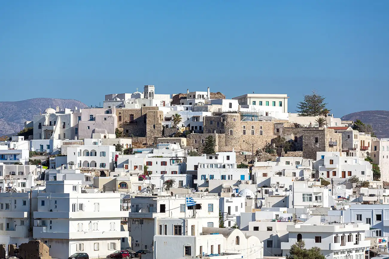 Casas blancas de la Chora de Naxos subiendo hacia el Kastro veneciano