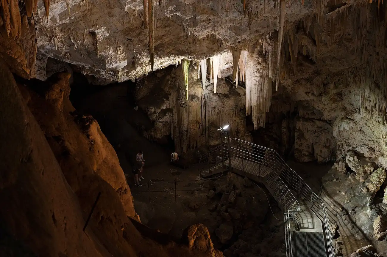 Interior de la cueva de Antiparos con estalactitas y la escalera de visita
