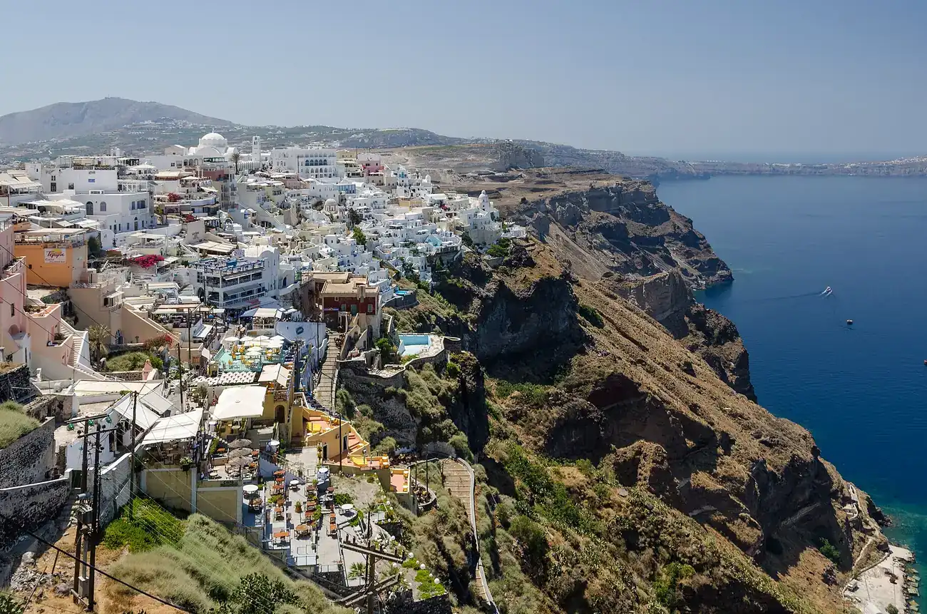 Fira, la capital de Santorini, construida sobre el borde del acantilado de la caldera