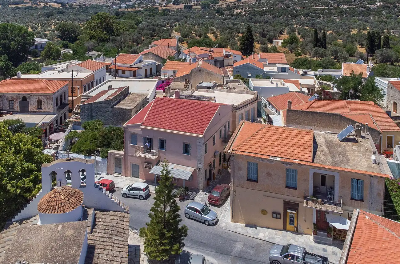 Tejados rojos y casas neoclásicas de Halki, pueblo del interior de Naxos, entre olivares
