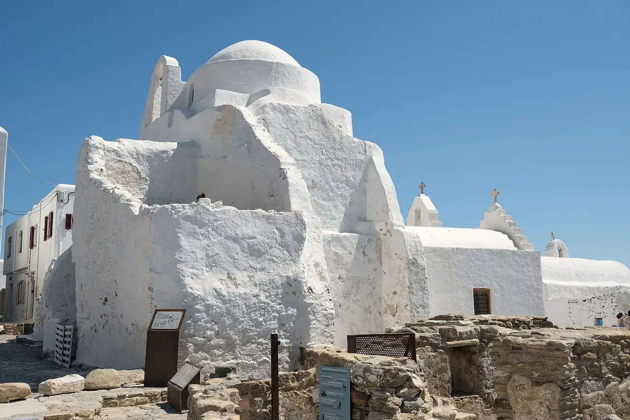 Iglesia encalada de Paraportiani en la Chora de Mykonos con el cielo azul